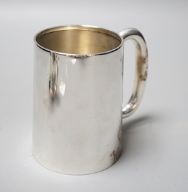 A George VI plain silver mug, Birmingham, 1937, 93mm, 7oz.